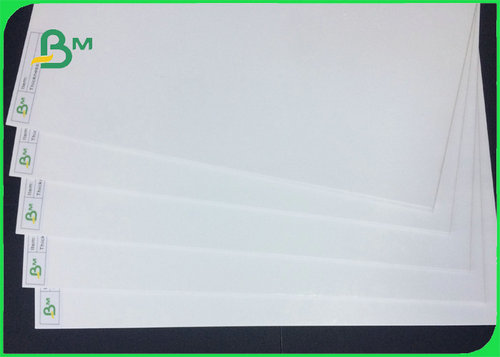 Ένας δευτερεύων λευκός ντυμένος άργιλος πίνακας εγγράφου καρτών C1S λευκός στο φύλλο