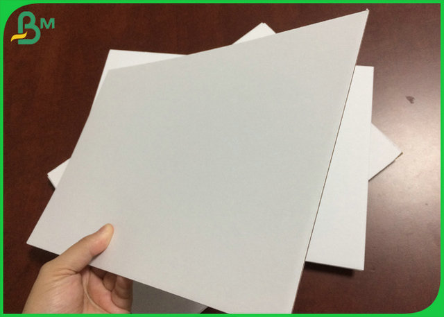 85 X 60cm λευκότητα 100% 1.0mm 1.5mm άσπρο χαρτόνι για το καλλυντικό κιβώτιο