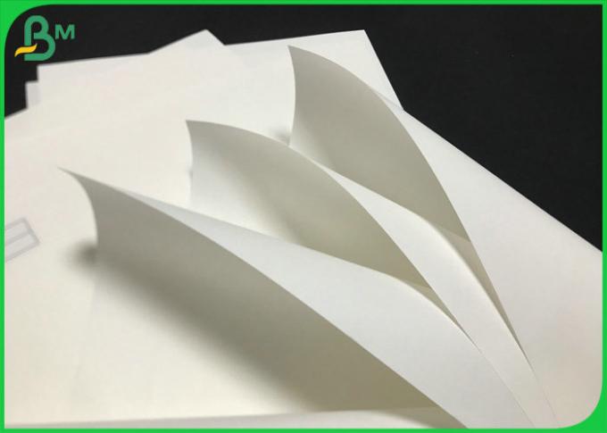 Υλικοί 70g 75g άσπροι Kraft εγγράφου τεχνών ρόλοι 700mm τυλίγοντας εγγράφου τσαντών πλάτος
