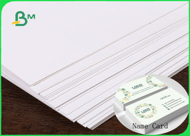 Άσπρο χαρτόνι 1.35MM 1.5MM εγγράφου C1S πινάκων ελεφαντόδοντου πάχους FSC &amp; του ISO υψηλό για την παραγωγή της κάρτας ονόματος