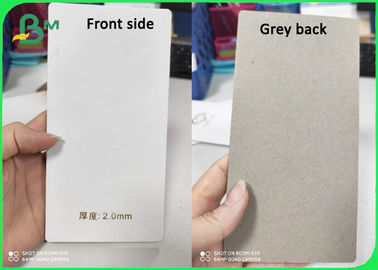 Το άσπρο τοποθετημένο σε στρώματα φύλλο επιβιβάζεται στην γκρίζα πλάτη 2.0mm για τη συσκευασία του κιβωτίου